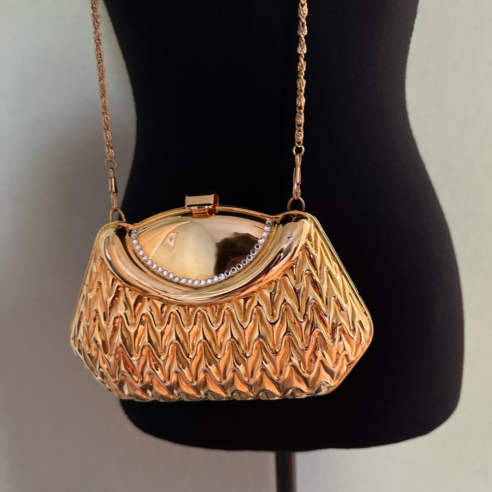 Gold Original 1980s Vintage Bags,
A GOLD SHELL-RHINESTONE CLUTCH PURSE NWOT. - Picture 2 of 10